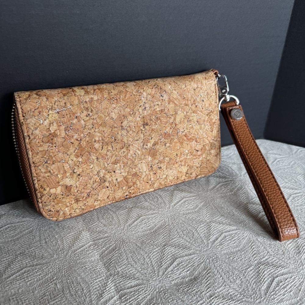 Jewell By Thirty-One 31 Tan Metallic Cork  Wallet & Detachable Wristlet Strap